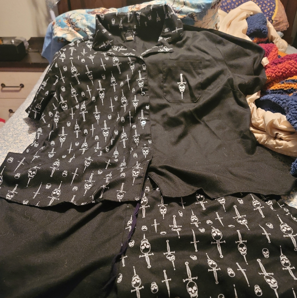 Hot Topic plus sized 2 2xl black skull and dagger lounge set pajamas